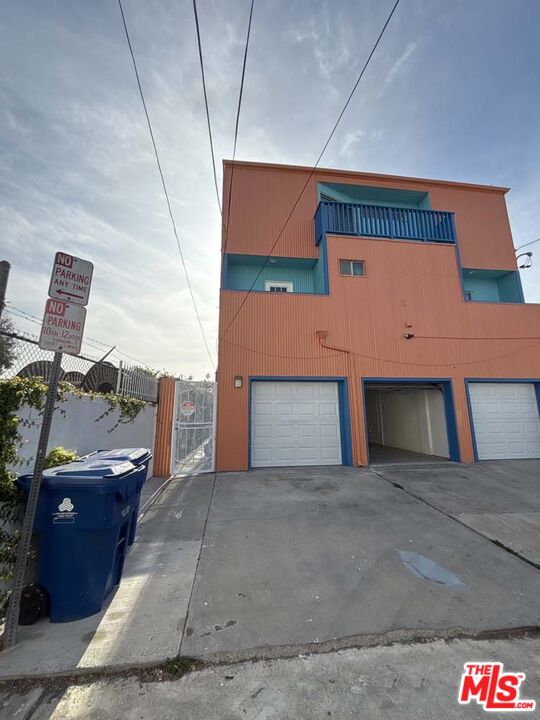 915 Broadway Street, Unit 1 Venice, CA 90291 - Photo 4 of 32 a front view of a house with a yard
