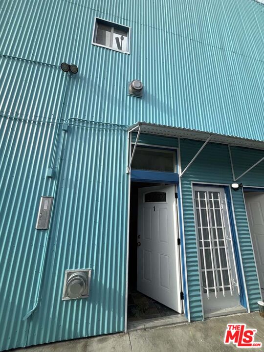 915 Broadway Street, Unit 1 Venice, CA 90291 - Photo 6 of 32 a view of outdoor space kitchen and deck