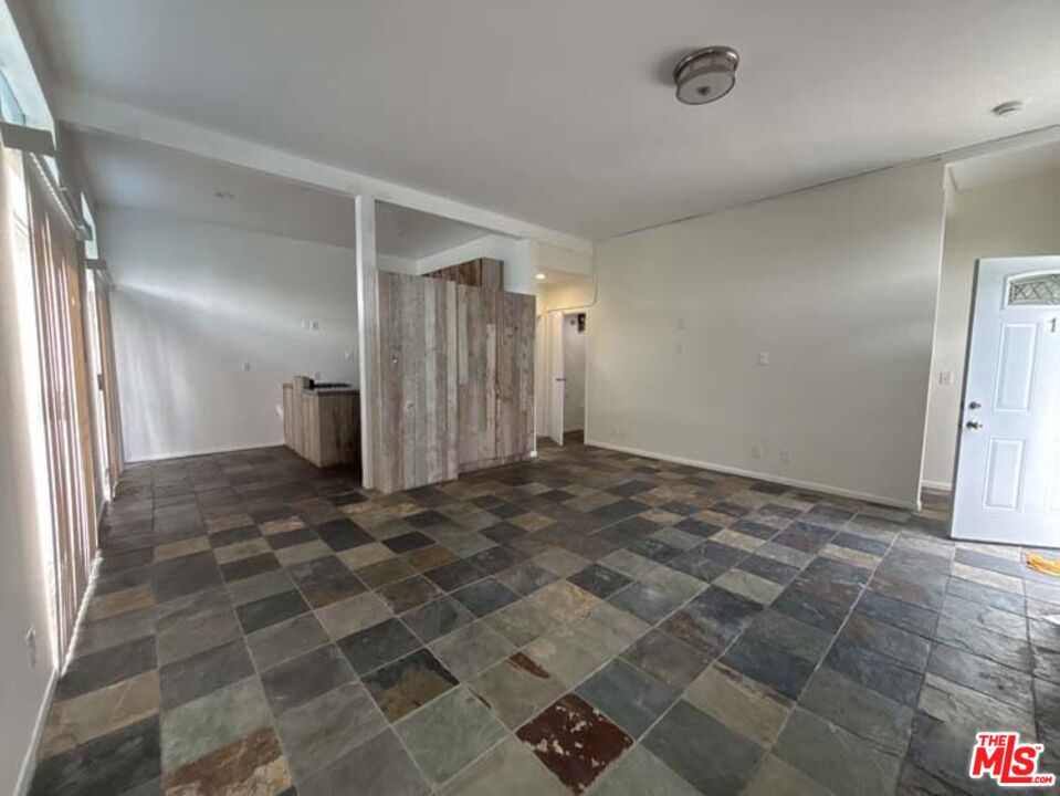 915 Broadway Street, Unit 1 Venice, CA 90291 - Photo 9 of 32 a view of an empty room