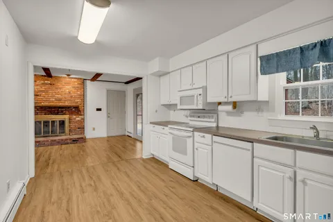 $585,000 | 40 Deerfield Drive, Guilford, CT 06437