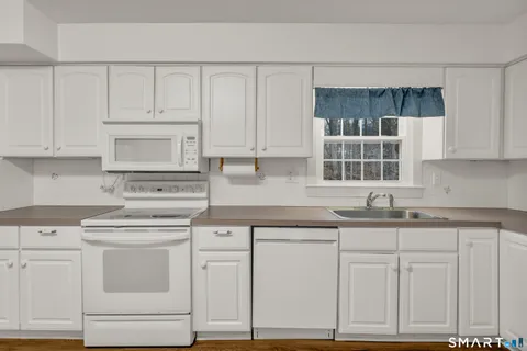 $585,000 | 40 Deerfield Drive, Guilford, CT 06437