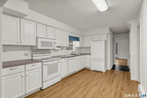 $585,000 | 40 Deerfield Drive, Guilford, CT 06437