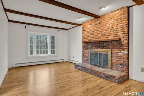 $585,000 | 40 Deerfield Drive, Guilford, CT 06437