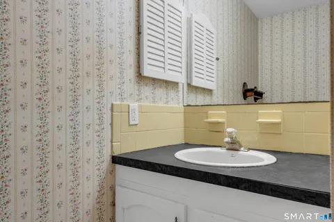 $585,000 | 40 Deerfield Drive, Guilford, CT 06437