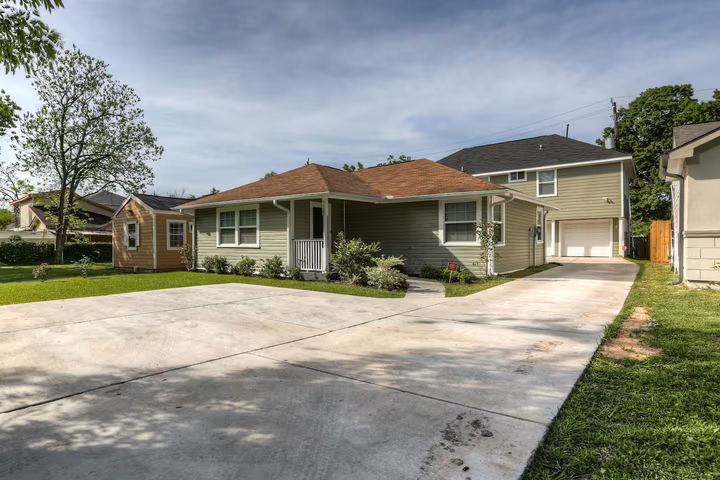 3523 Charleston Street Houston, TX 77021 - Photo 1 of 17 a front view of a house with a garden