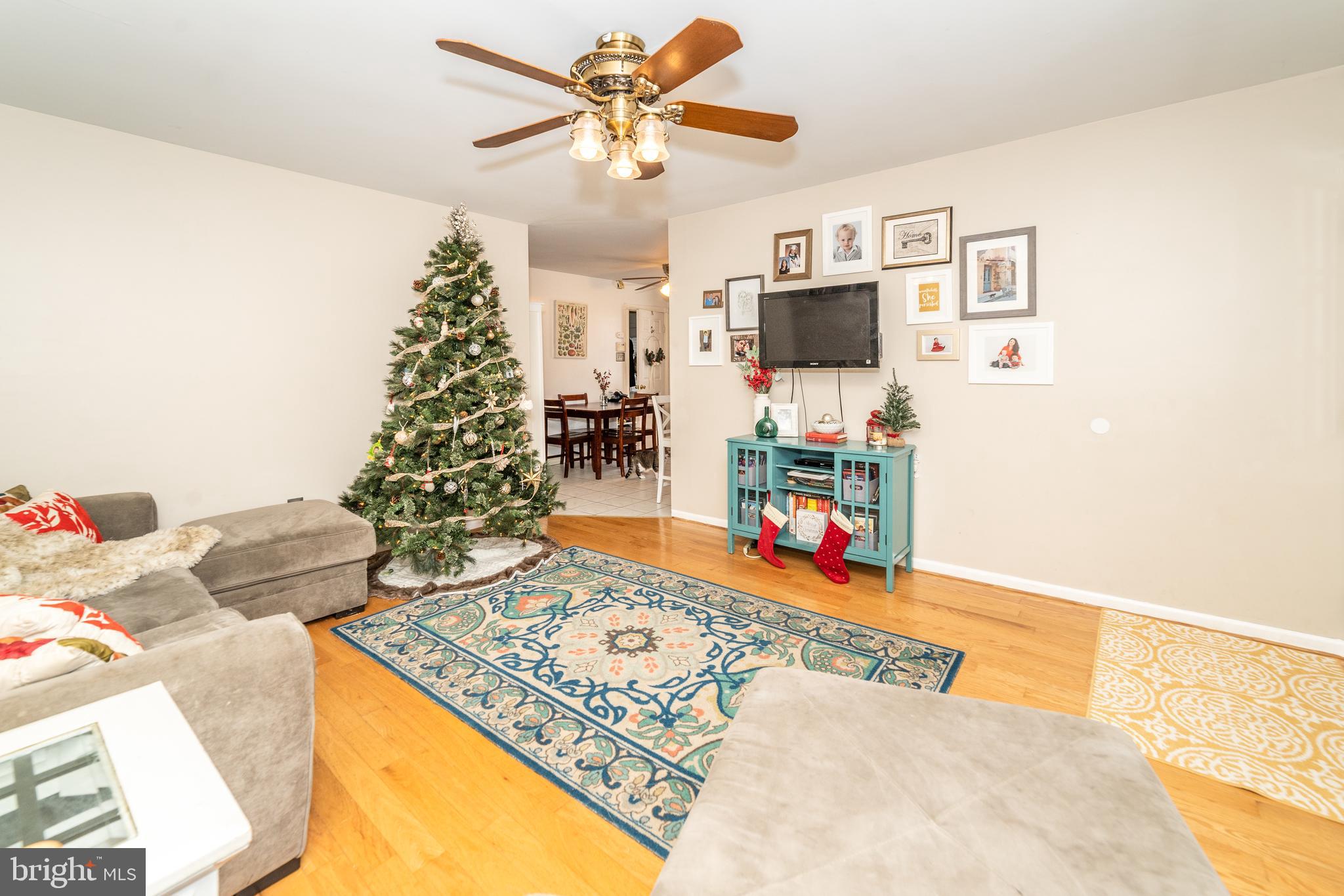 811 Pine Road Wallingford, PA 19086 - Photo 5 of 41 a living room with furniture and a flat screen tv