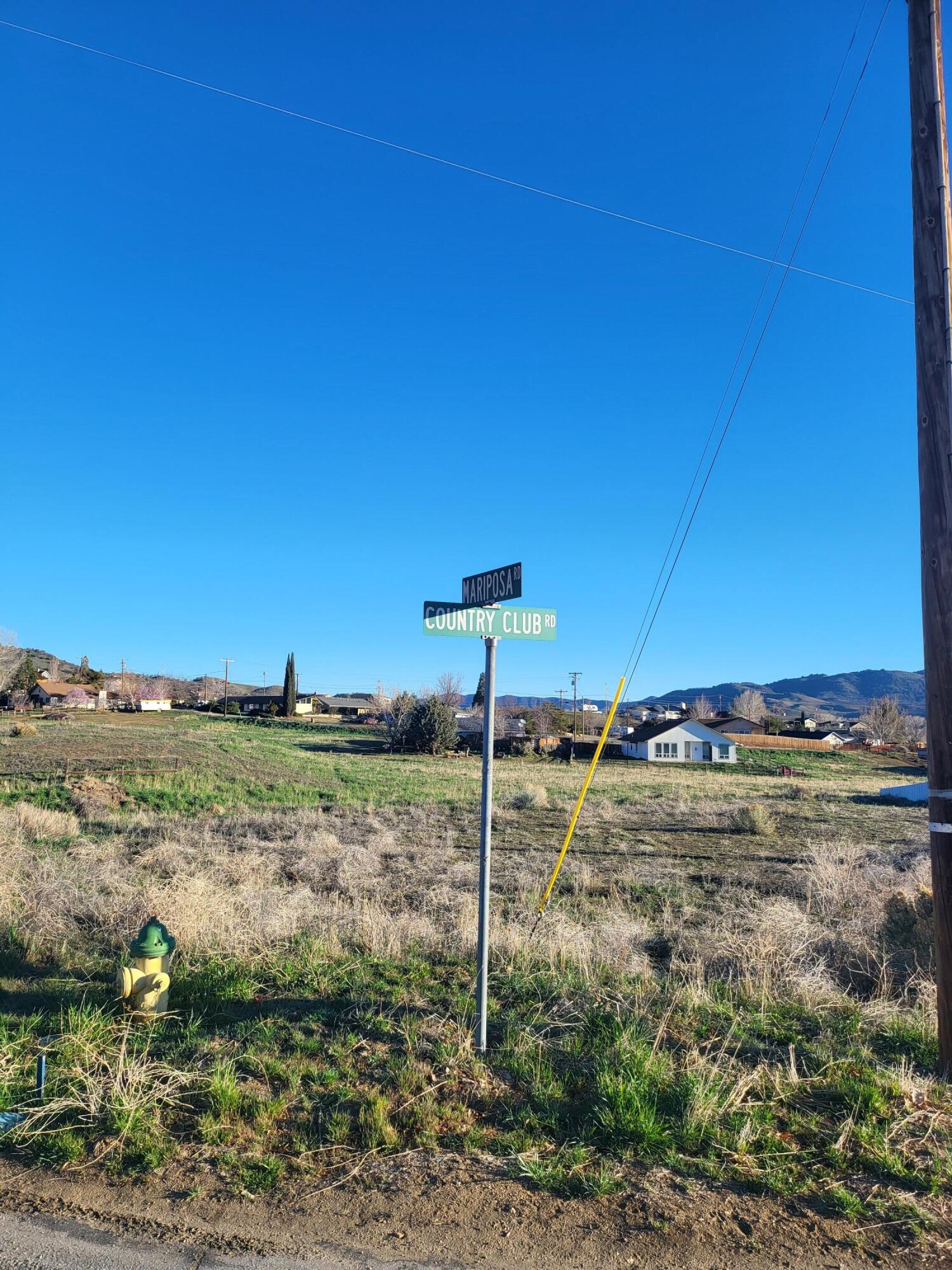 22500 Mariposa Road Tehachapi, CA 93561 - Photo 4 of 8 a view of a lake with a house in background