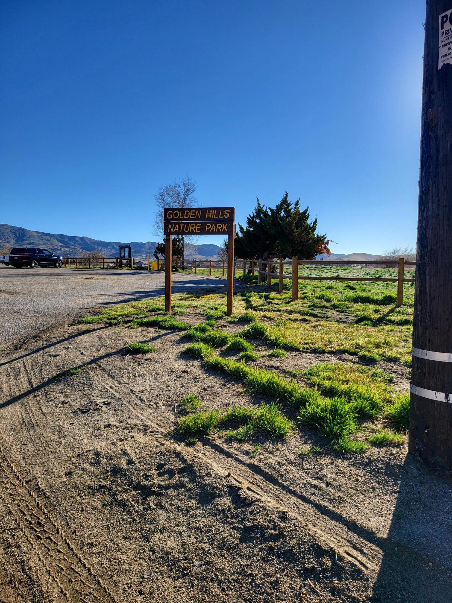22500 Mariposa Road Tehachapi, CA 93561 - Photo 7 of 8 a view of a lake with a outdoor space