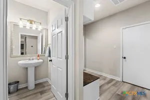 a en suite bathroom with a double vanity sink and a mirror