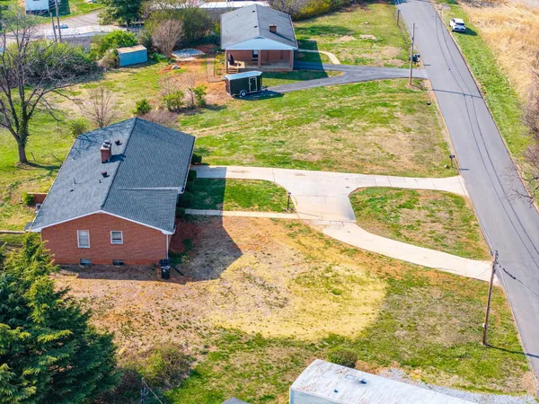 $900,000 | 309 Wyndale Drive, Lynchburg, VA 24501