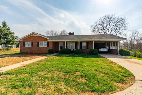 $900,000 | 309 Wyndale Drive, Lynchburg, VA 24501