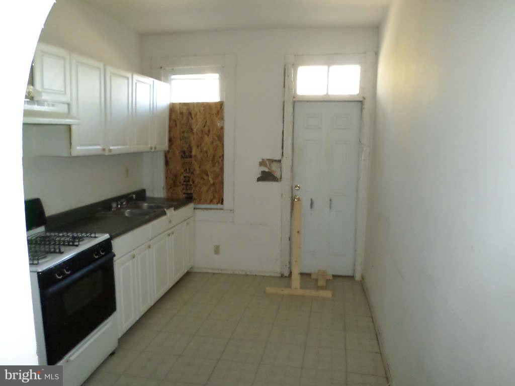 909 Appleton Street Baltimore, MD 21217 - Photo 2 of 9 Kitchen