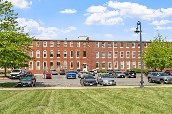 $359,900 | 35 Riverwalk Way, Unit R106, Lowell, MA 01854