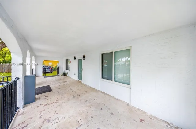 a view of livingroom with furniture