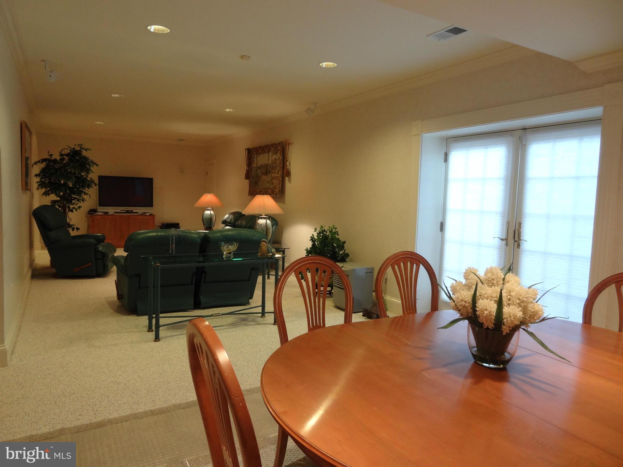 491 Ferry Point Road Annapolis, MD 21403 - Photo 23 of 30 a living room with furniture