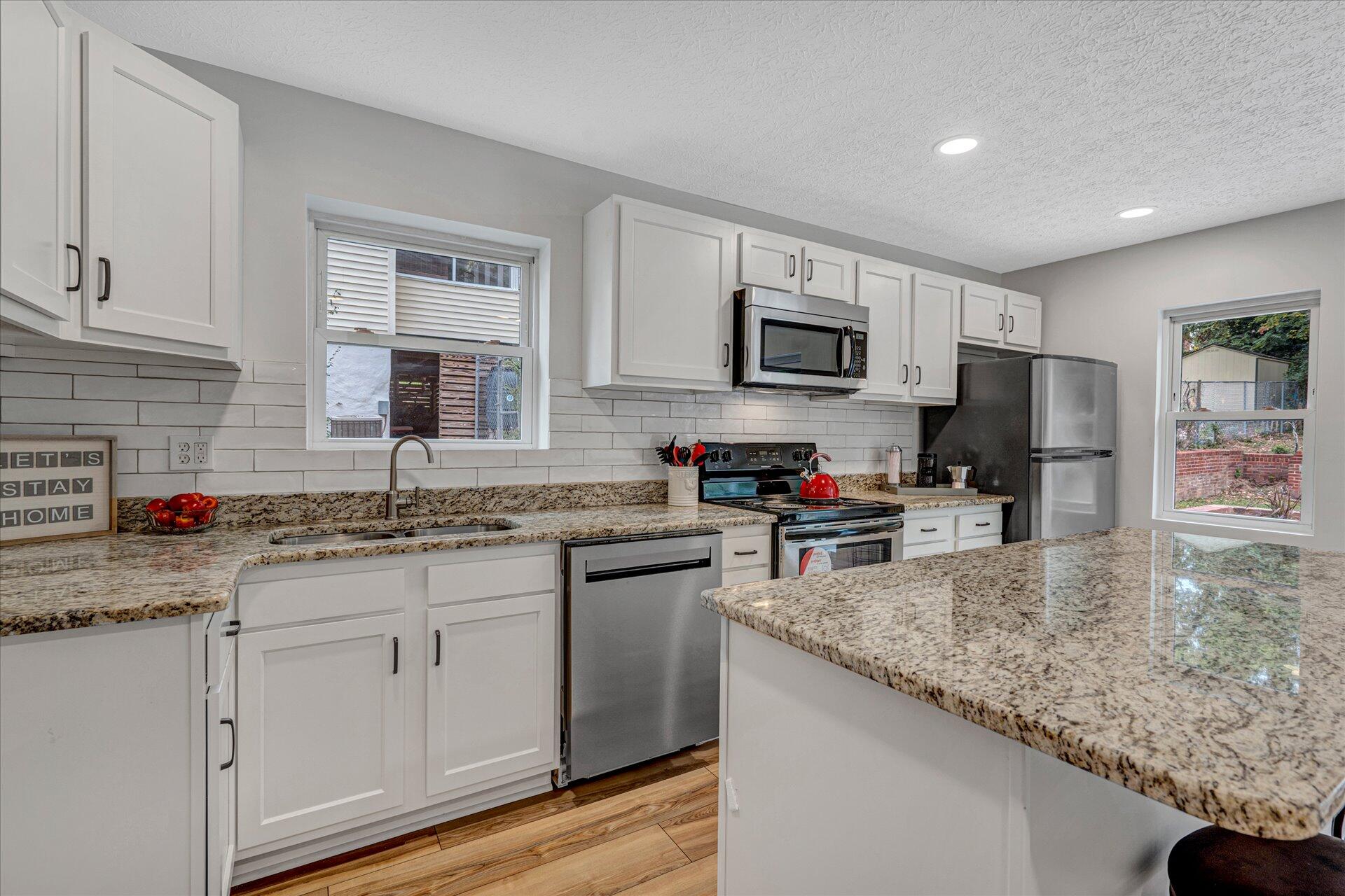 2520 Spring Road Southwest Roanoke, VA 24015 - Photo 9 of 23 08-DSC1412