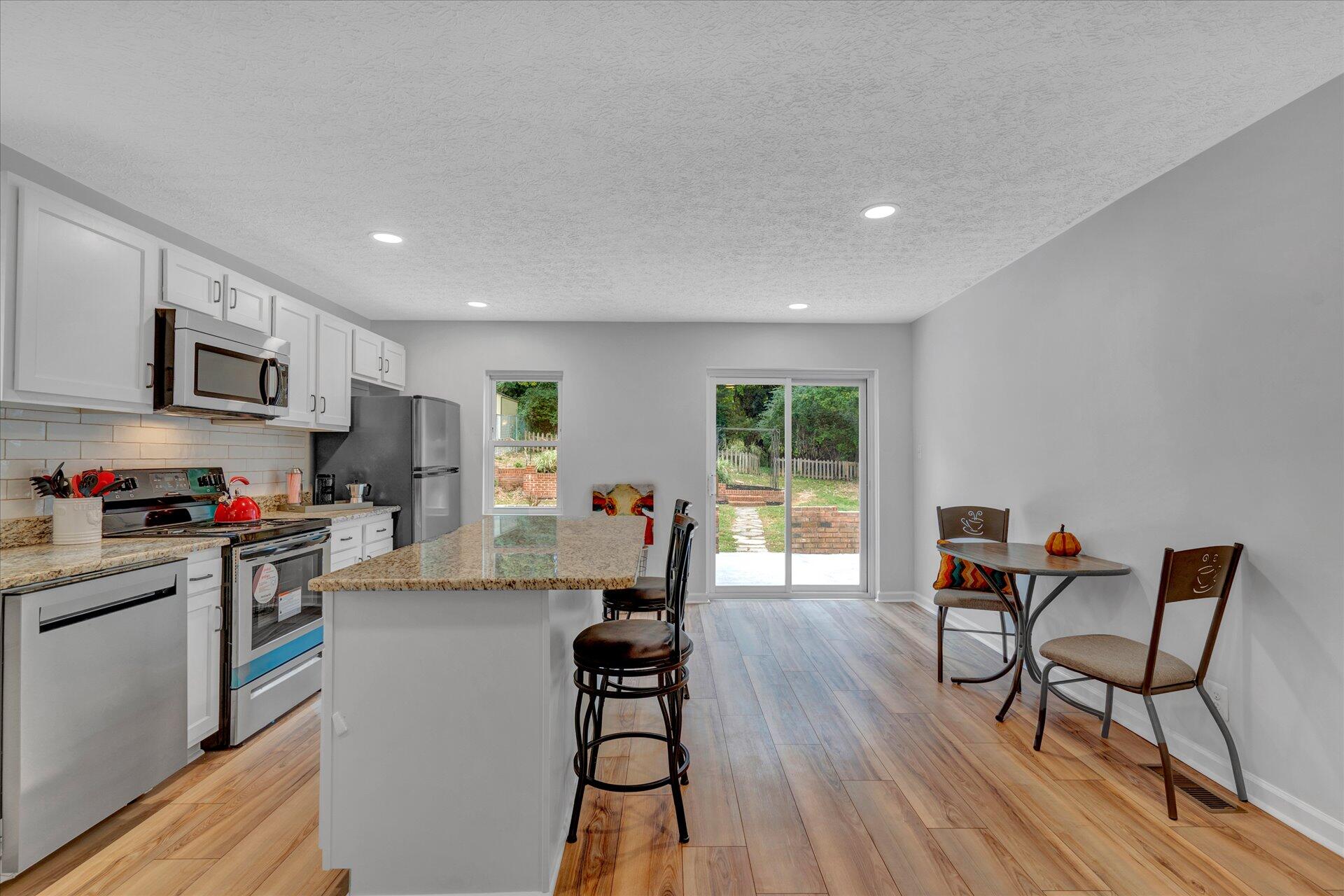 2520 Spring Road Southwest Roanoke, VA 24015 - Photo 10 of 23 09-DSC1415