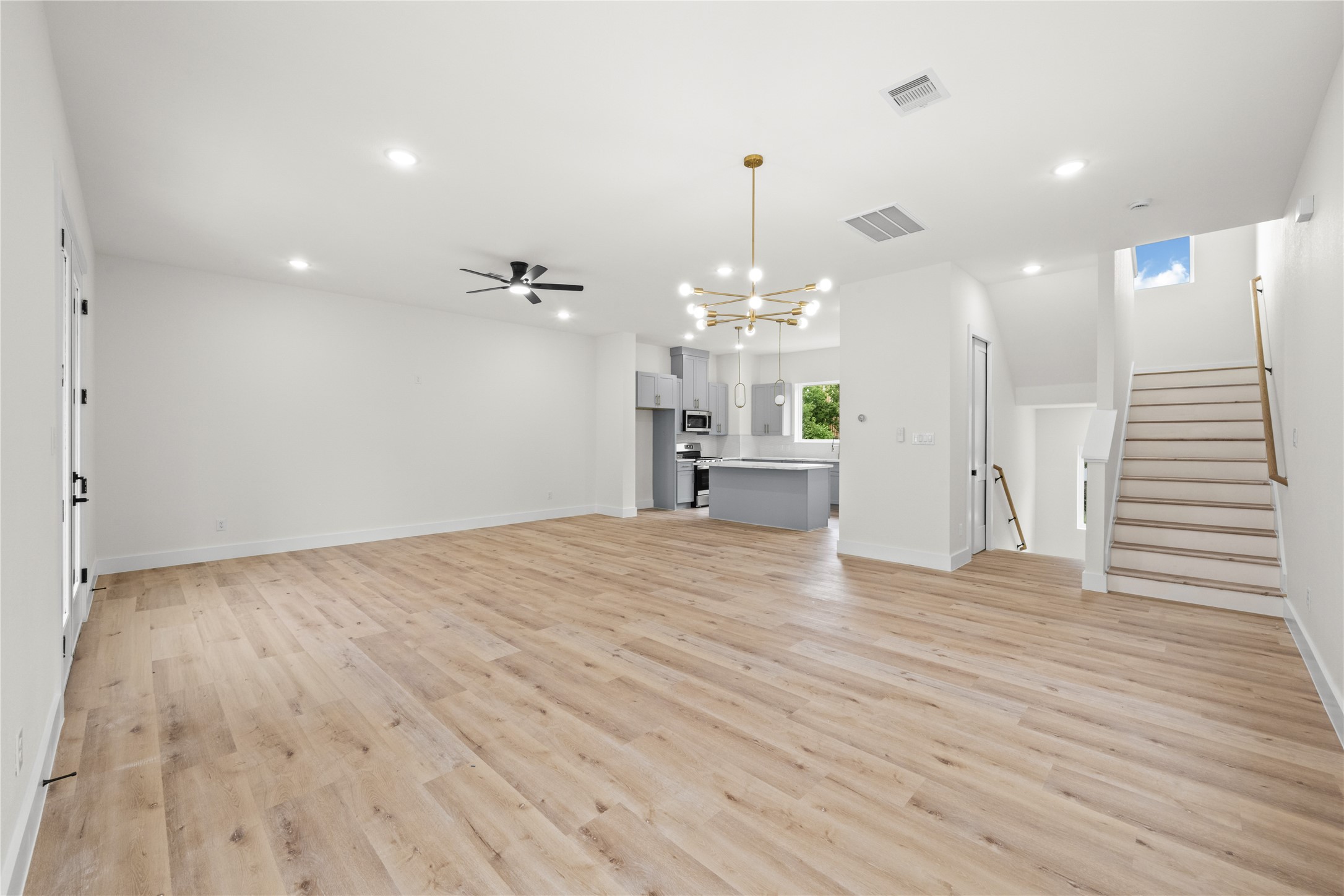 3335 Kilgore Street Houston, TX 77021 - Photo 18 of 27 Full view of kitchen, dining and living space