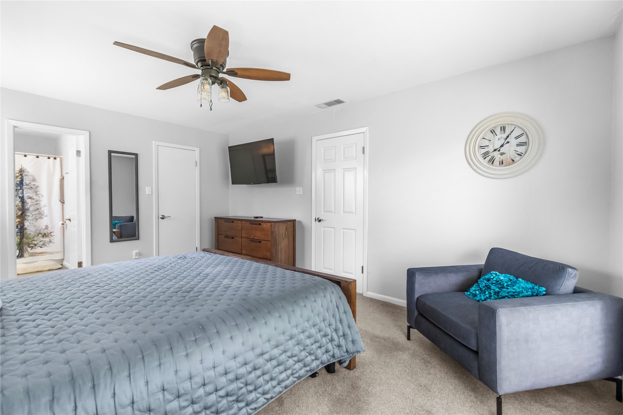 210 Teeoff, Unit B Horseshoe Bay, TX 78657 - Photo 19 of 38 A well-appointed bedroom featuring a ceiling fan, plush carpeting, and direct access to an adjoining bathroom.