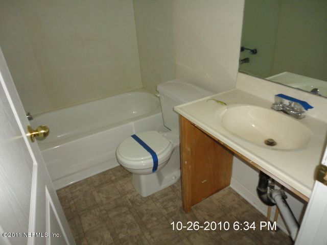 3071 Thunder Road Middleburg, FL 32068 - Photo 10 of 10 BATHROOM