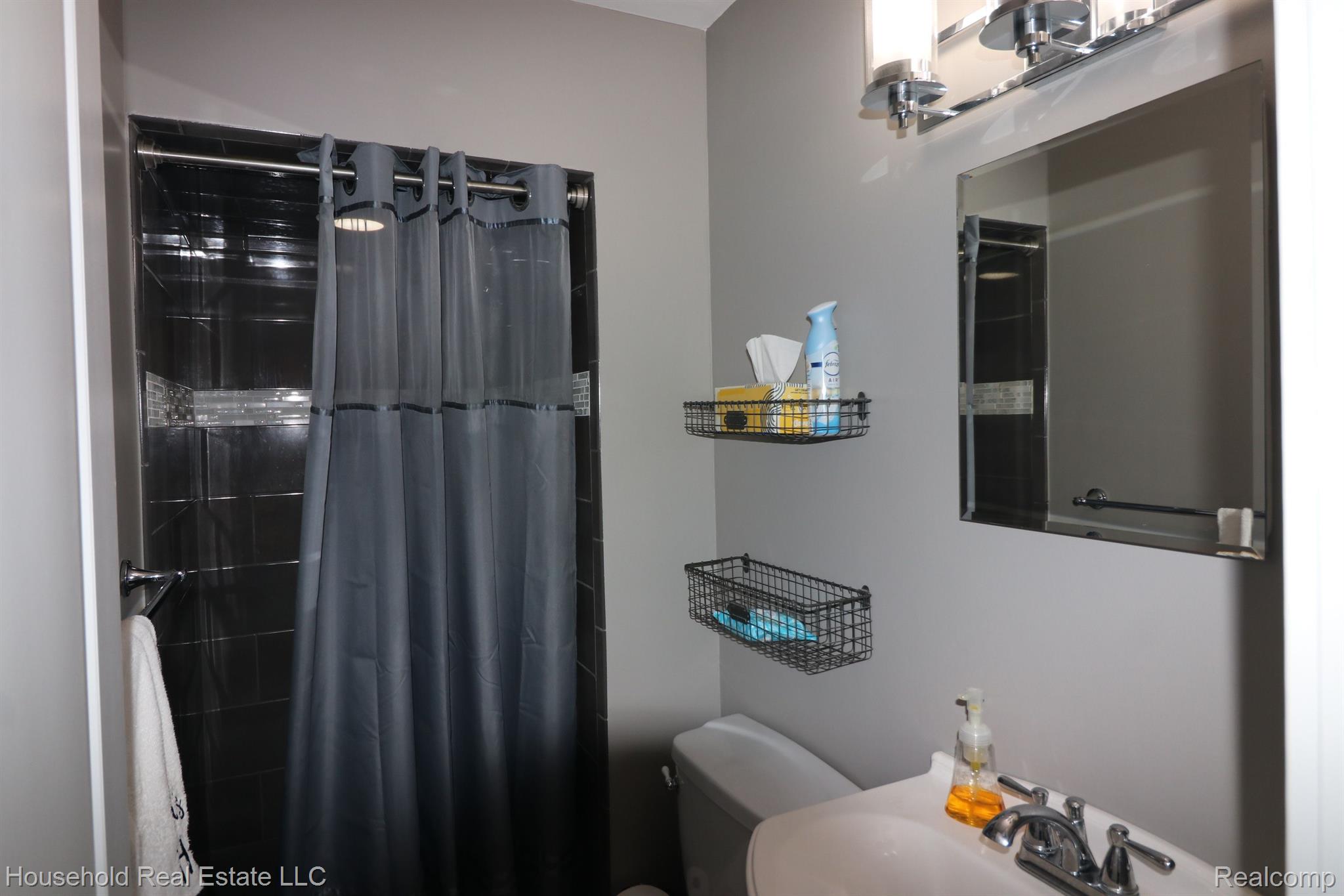 225 Croswell Street Romeo, MI 48065 - Photo 9 of 21 2nd Full Bathroom (1st Floor)