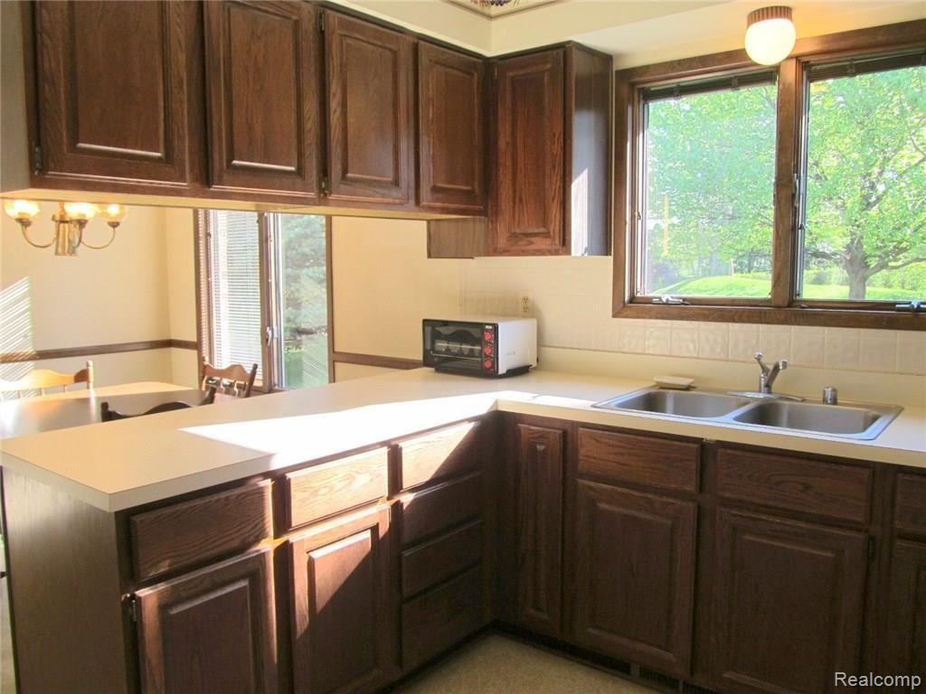 5260 Inverrary Lane Commerce Township, MI 48382 - Photo 10 of 24 Kitchen
