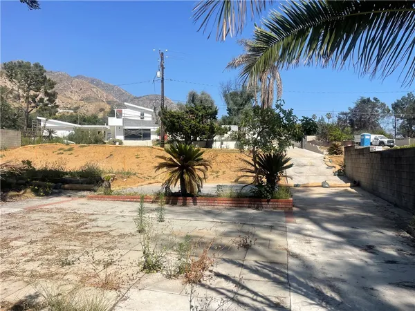 a view of a yard with a house
