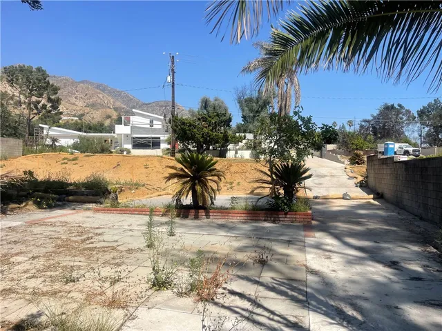 a view of a yard with a house