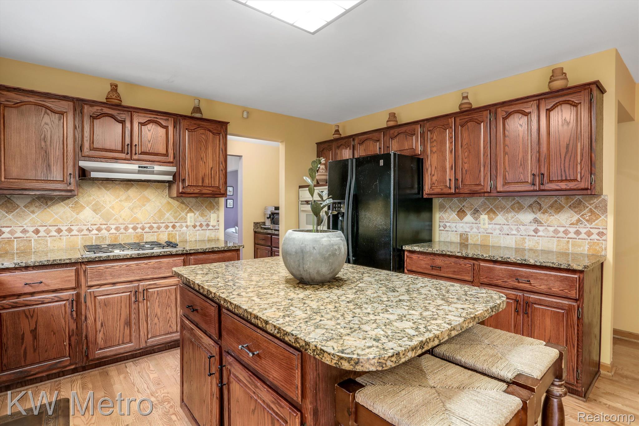 1372 Sherborn Court Rochester, MI 48306 - Photo 10 of 48 Love the granite counters
