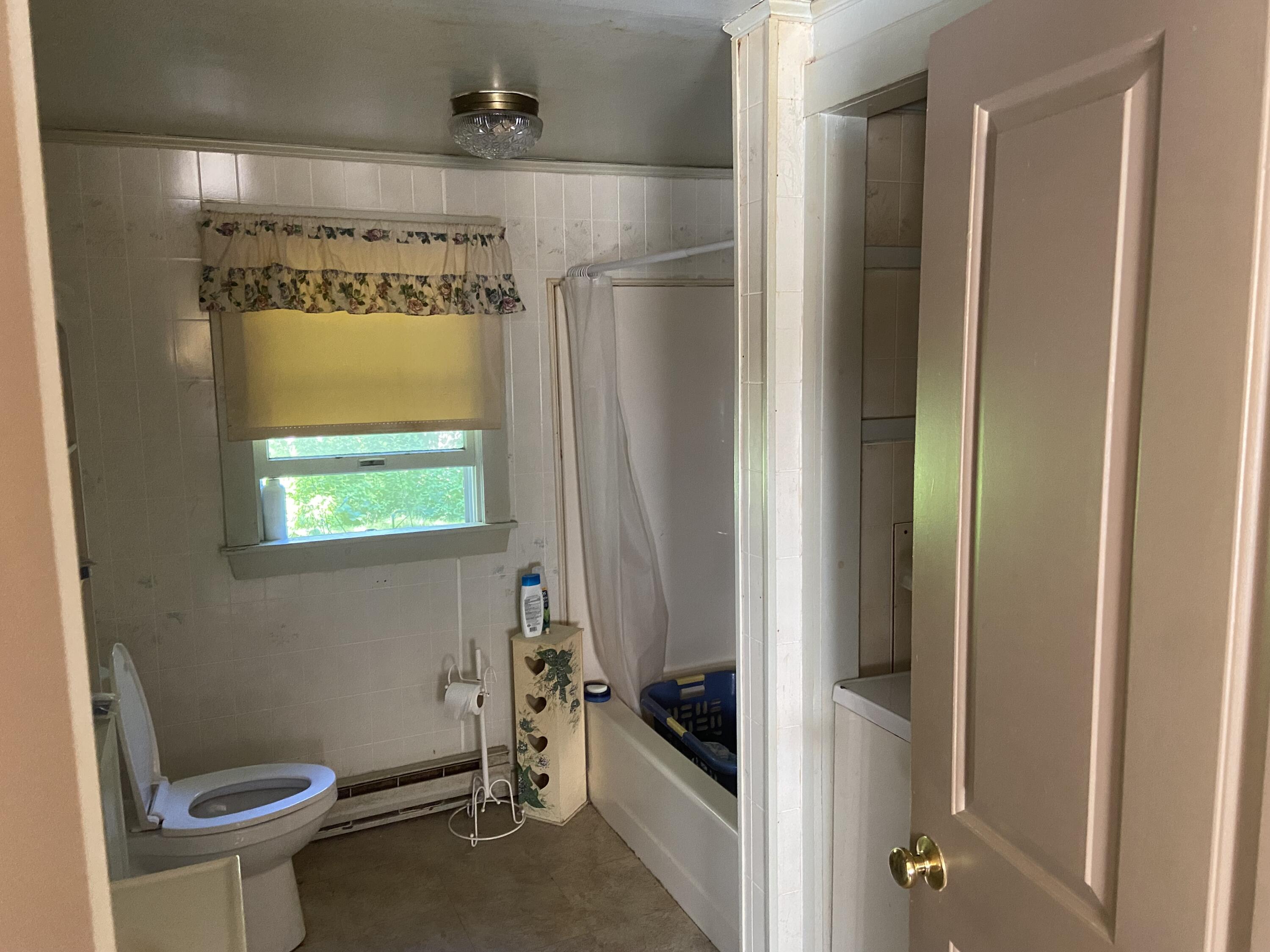16 Paine Road Boothbay Harbor, ME 04538 - Photo 4 of 9 Main bath
