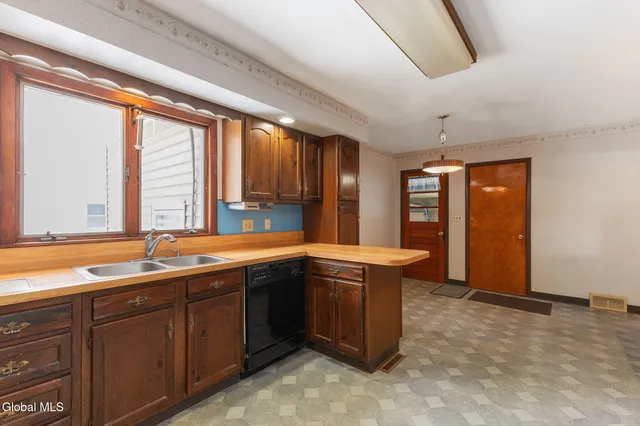 $339,000 | 58 East Highland Drive, Guilderland, NY 12203