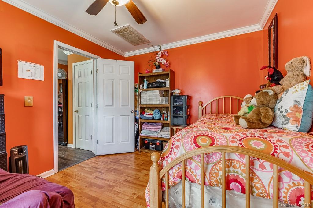 8331 Fox Swamp Road Charlotte, NC 28215 - Photo 8 of 38 Gallery Image 8