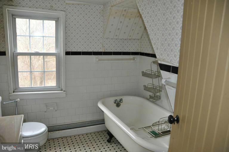 7431 Green Valley Road Frederick, MD 21701 - Photo 17 of 30 Second Floor Full Bath