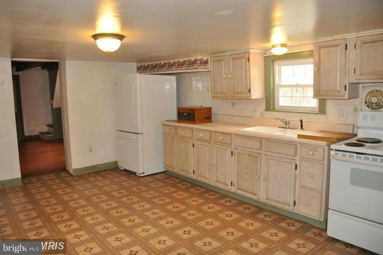 7431 Green Valley Road Frederick, MD 21701 - Photo 3 of 30 Large Eat-In Country Kitchen