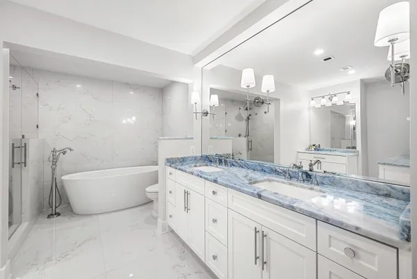 a en suite bathroom with a double vanity sink and a mirror