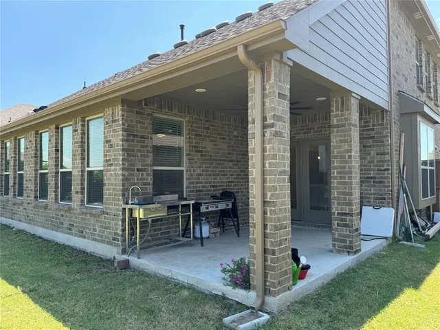 a view of a house with backyard and porch