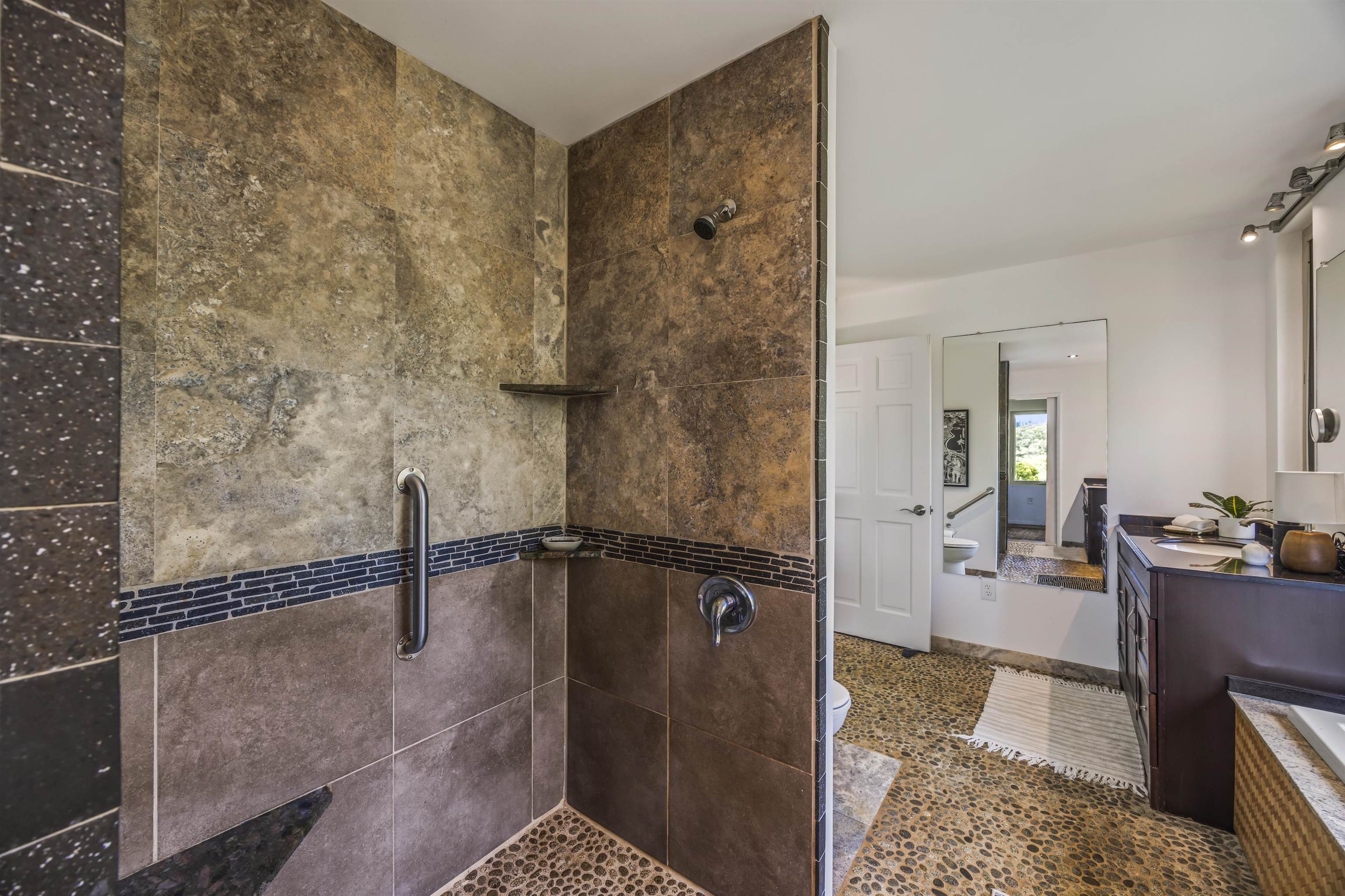 41 Leleaka Place, Unit A Haiku, HI 96708 - Photo 15 of 40 a view of a bathroom with a bathtub and shower