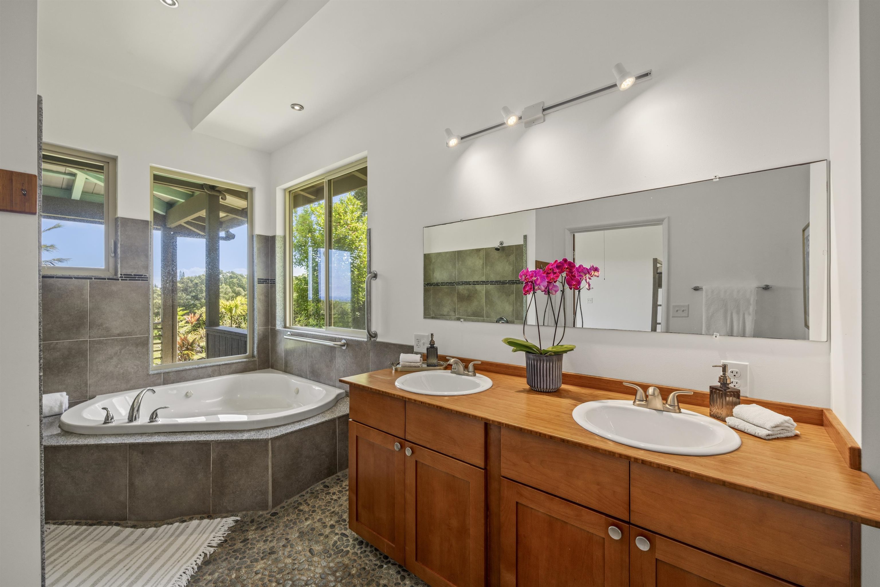 41 Leleaka Place, Unit A Haiku, HI 96708 - Photo 19 of 40 a bathroom with a tub sink and mirror