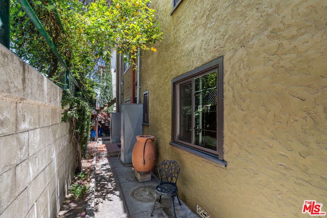 2403 Hyperion Avenue Los Angeles, CA 90027 - Photo 26 of 53 a view of outdoor seating space