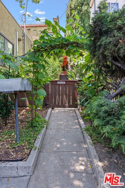 2403 Hyperion Avenue Los Angeles, CA 90027 - Photo 37 of 53 a backyard of a house with lots of green space