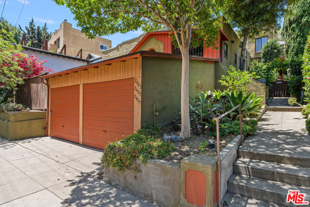 2403 Hyperion Avenue Los Angeles, CA 90027 - Photo 38 of 53 a view of a backyard