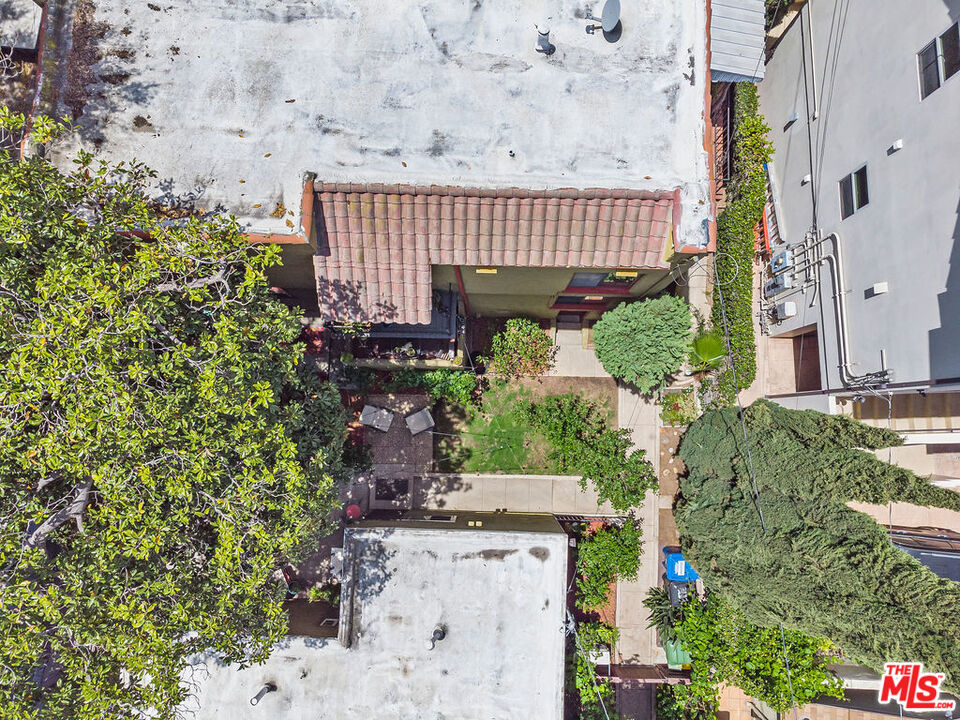 2403 Hyperion Avenue Los Angeles, CA 90027 - Photo 46 of 53 a view of a backyard with plants