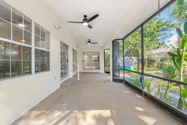 a view of a backyard