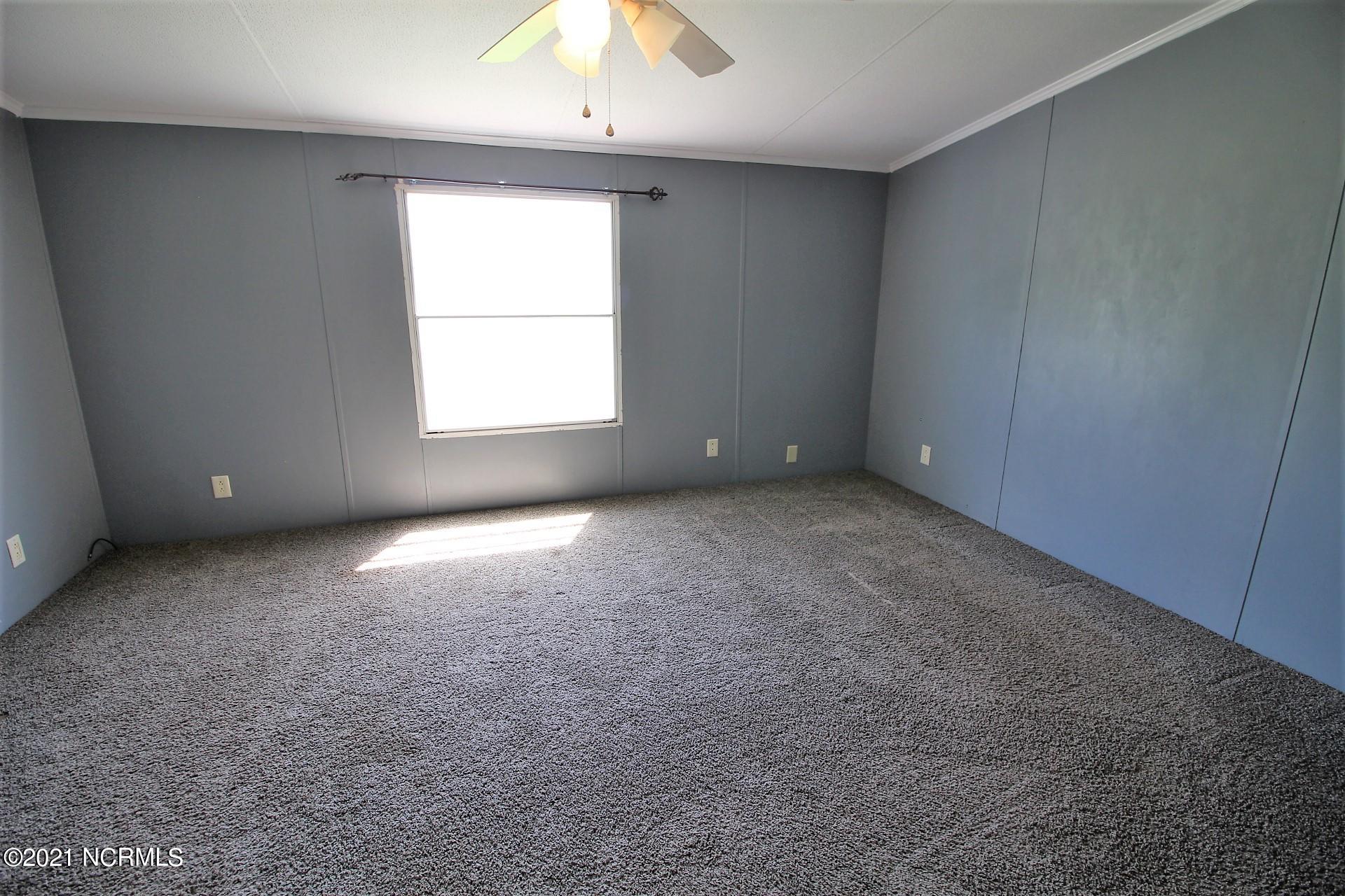 1085 Temples Point Road Havelock, NC 28532 - Photo 22 of 41 Vaulted ceiling