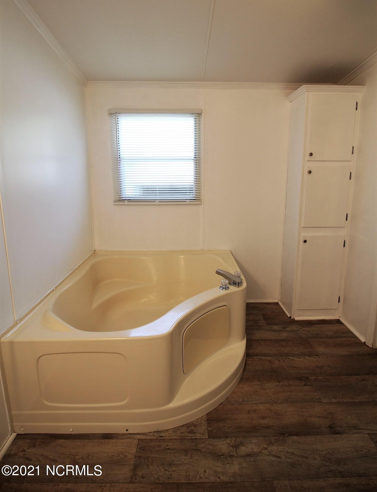 1085 Temples Point Road Havelock, NC 28532 - Photo 27 of 41 Large soaking tub