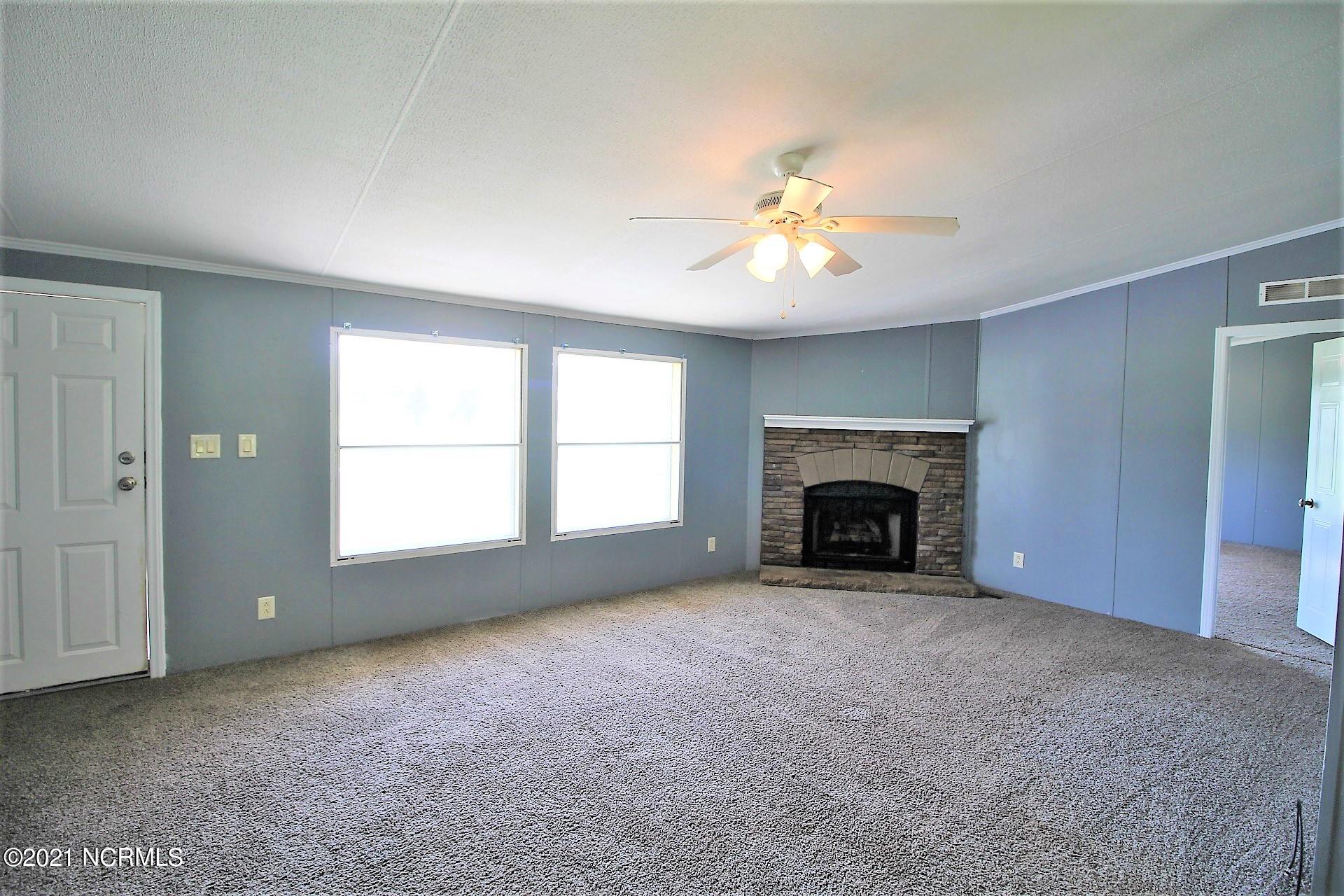 1085 Temples Point Road Havelock, NC 28532 - Photo 7 of 41 Vaulted ceilings
