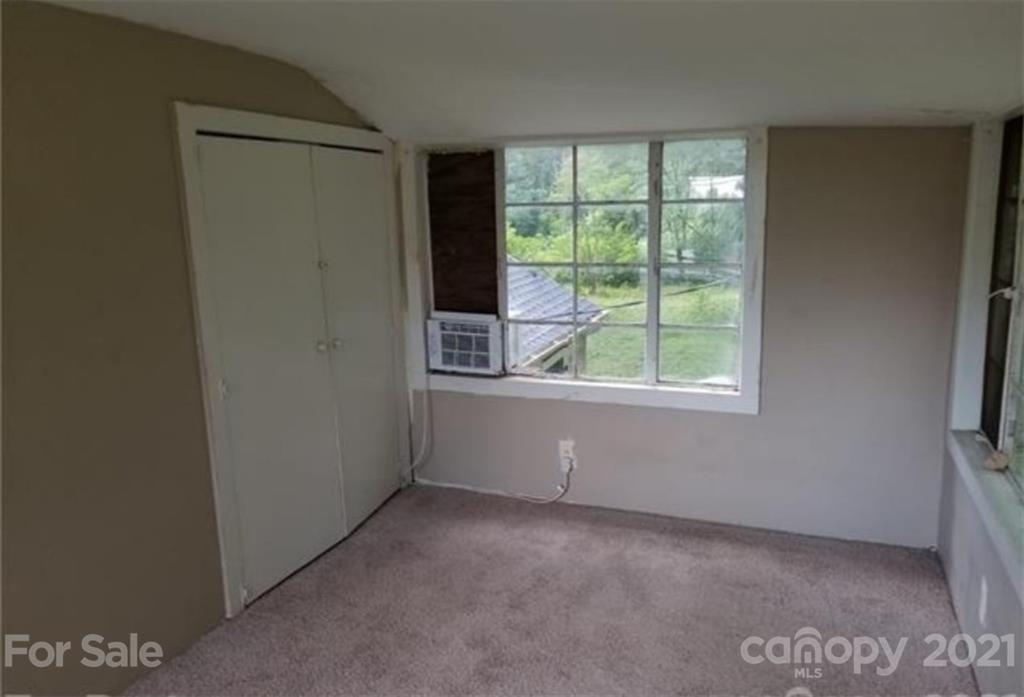 5226 Tuckaseegee Road Charlotte, NC 28208 - Photo 12 of 18 a view of room and window