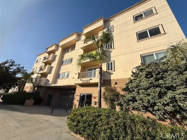 $3,300 | 13525 Vanowen Street, Unit 301, Van Nuys, CA 91405