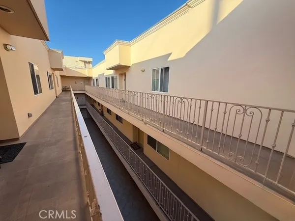 $3,300 | 13525 Vanowen Street, Unit 301, Van Nuys, CA 91405