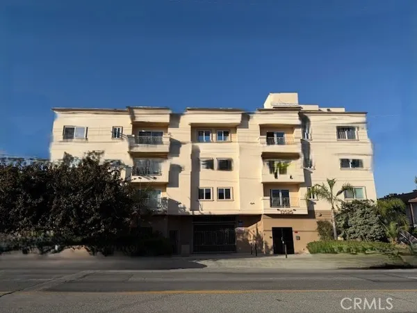 $3,300 | 13525 Vanowen Street, Unit 301, Van Nuys, CA 91405